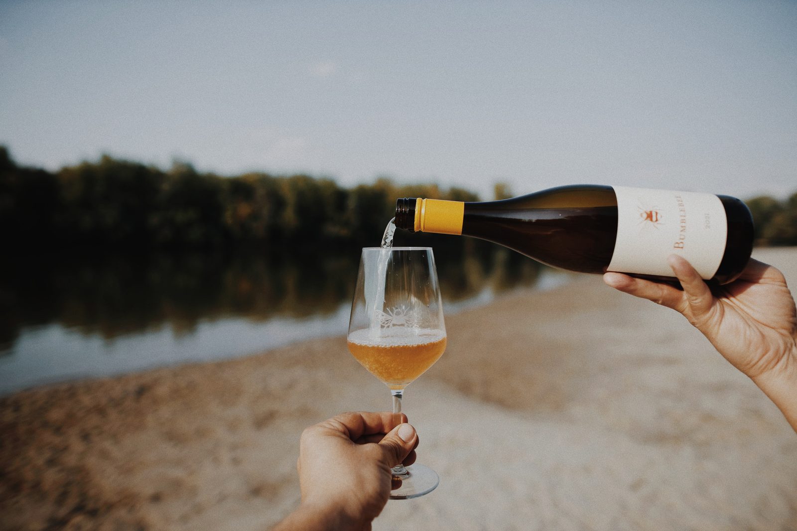 Bumblebee Wein einschenken